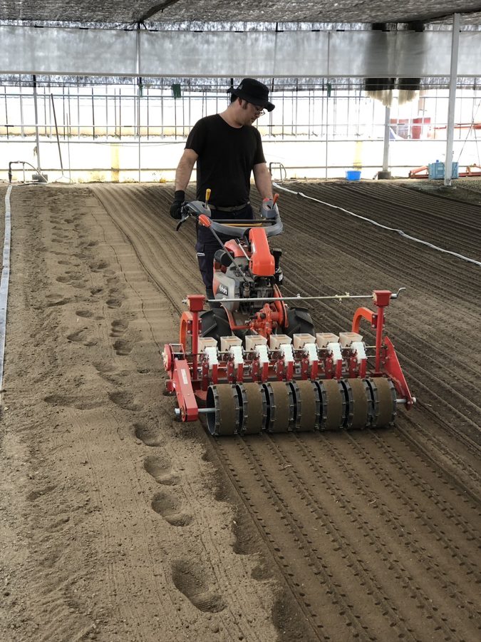 機械を使った農作業の様子